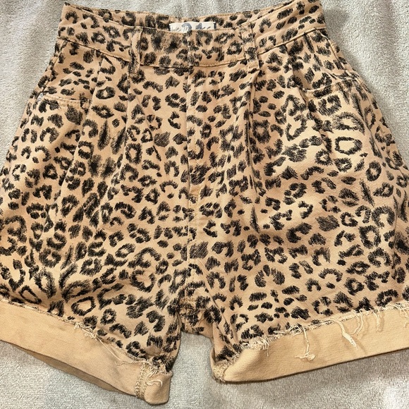 80’s Vibe Cheeta Print Shorts, super flattering! - Picture 4 of 4